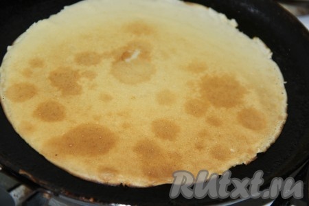 Сковороду хорошо прогреть, немного смазать маслом, вылить половник теста, быстро распределяя тесто по дну сковородки. На среднем огне жарить блин до золотистости с двух сторон. Блинчики, приготовленные по этому рецепту, получаются тонкими, они отлично переворачиваются. Готовый блин переложить на тарелку. Постепенно пожарить все блины, складывая их горкой на тарелку. Сковороду я смазывала маслом только перед жаркой первого блина, но многое зависит от качества покрытия вашей блинной сковородки, поэтому, если будет необходимость, периодически слегка смазывайте её маслом. Тесто, чтобы оно не застаивалось, нужно перемешивать перед жаркой очередного блина.