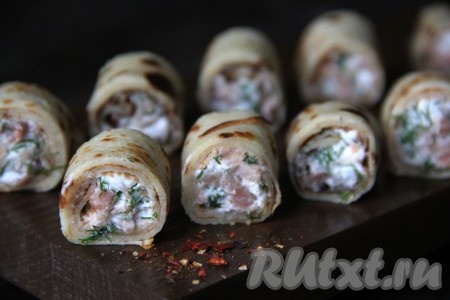 Из этого количества ингредиентов получится 25-30 аппетитных, сытных роллов из блинов с начинкой из красной рыбы и творожного&nbsp; сыра (блинчики ещё останутся). Всем советую попробовать!
