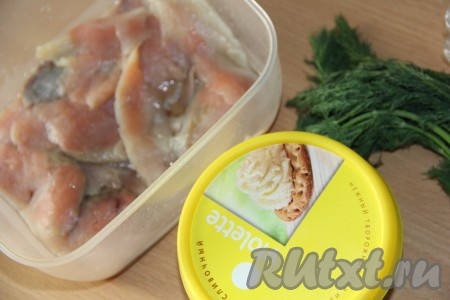 В качестве начинки для роллов из блинов я использовала слабосолёную красную рыбу (у меня - горбуша) и творожный сливочный сыр.