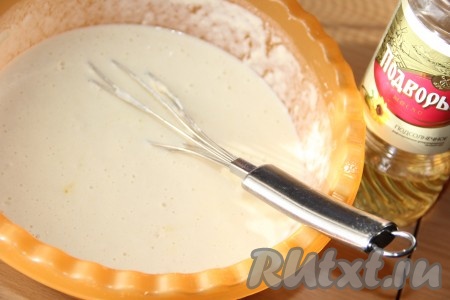 Для начала замесим блинное тесто, для этого в объёмной миске нужно соединить яйца, молоко, соль и сахар, перемешать венчиком, затем частями всыпать муку, каждый раз полностью вмешивая её в тесто. Добавляя понемногу муку, учитывайте, что тесто должно получиться однородным и негустым, но и очень жидким оно быть не должно. Влить в блинное тесто 2 столовых ложки растительного масла и ещё раз перемешать. Дать тесту постоять минут 10, затем хорошо его перемешать.