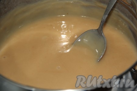 Перемешать и, постоянно помешивая, варить на медленном огне ещё минут 15. Масса получится красивого нежно-кремового цвета. Снять кастрюлю с огня.