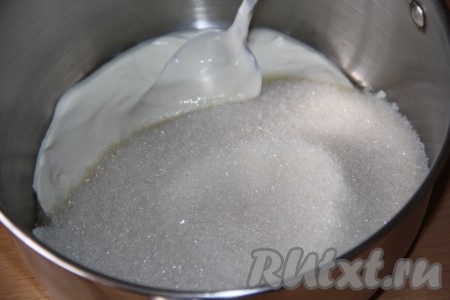 К сметане добавить сахар и ванильный сахар.