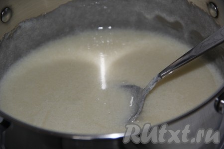 Перемешать массу столовой ложкой и поставить на медленный огонь.