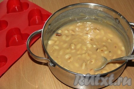 Масса на глазах начнёт застывать, поэтому форму приготовить заранее. Я выкладывала щербетную массу в силиконовые формы.
