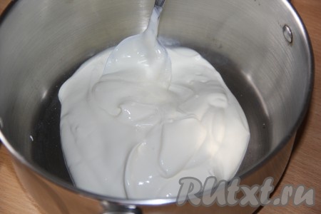 В кастрюлю выложить сметану (я использовала сметану жирностью 20%, можно взять и сметану жирностью 15%).