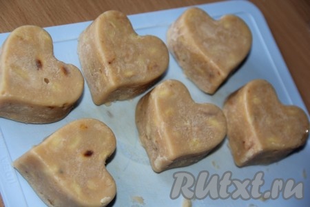 Щербет с орехами хорошо застынет. Из силиконовых форм он отделялся прекрасно. Вот и всё, можно подавать к столу.