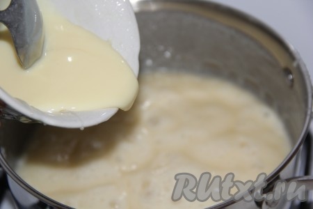 Как только сметанная масса поменяет свой цвет (приобретёт кремовый оттенок), добавить в кастрюлю сгущёнку.