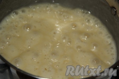Варить массу на медленном огне, периодически помешивая. Масса должна стать вязкой, начнёт приобретать кремовый оттенок. Я варила минут 35.