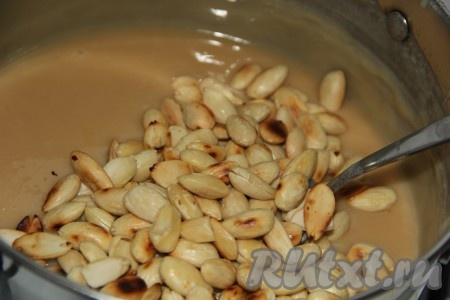 Сразу добавить орехи и перемешать. Масса будет вязкой.