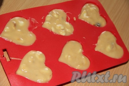 Разложить массу по формам. У меня получилось 6 больших сердечек и 2 отдельные формочки от кексов. Поставить щербет&nbsp;на пару часов в холодильник (или в любое прохладное место у вас дома).