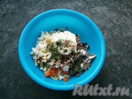 Салат поперчить, добавить измельченный укроп и майонез (или сметану). Так как килька достаточно соленая, соль я не добавляла.
