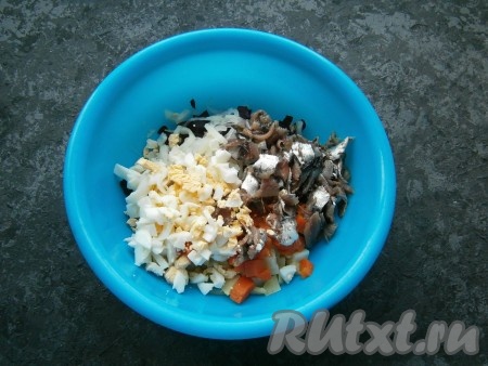 Яйца порубить и добавить в салат вместе с килькой.