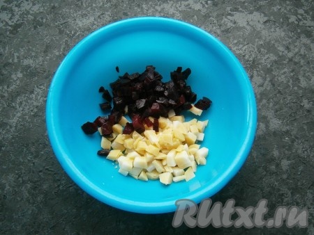 Отварные картофель и свеклу нарезать небольшими кубиками.
