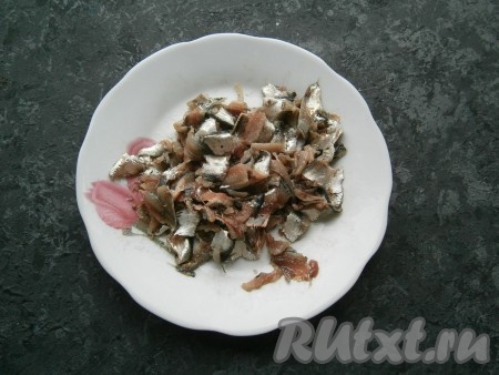 Очистить кильку от голов, хвостов, внутренностей и хребта, нарезать ее на кусочки. Вареные свеклу, морковь, яйца и картошку очистить.
