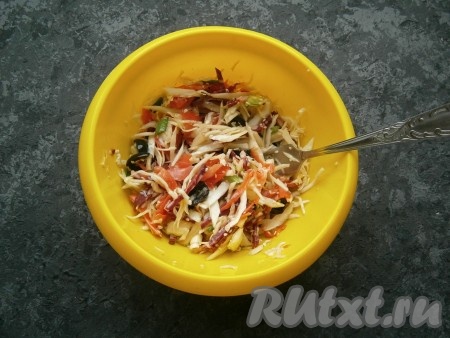 Салат с капустой и маринованным имбирем полить заправкой и перемешать. Я не солила салат, так как оливки, соевый соус и имбирь - достаточно соленые продукты.