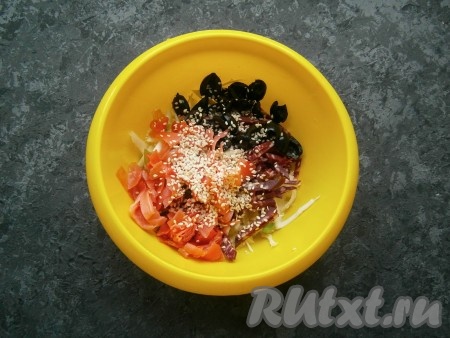 Добавить имбирь (если полоски имбиря длинные - разрежьте их на несколько частей) и чайную ложку кунжута.
