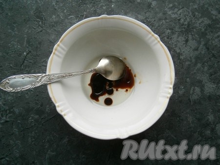 В отдельной тарелочке соединить растительное масло и соевый соус, перемешать до однородности и заправка для салата готова.
