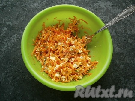 Влить чайную ложечку душистого подсолнечного масла, посолить и поперчить, хорошо перемешать салат.
