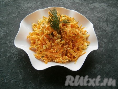 Салат с морковью и творогом переложить в салатник, а затем украсить веточкой укропа.
