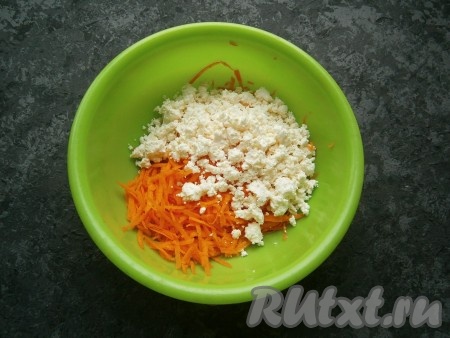 К очищенной моркови, натертой на крупной терке, выложить творог.