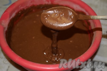 Соединим мучную смесь с кофейно-масляной смесью, тщательно перемешаем, у нас должно получиться шоколадное тесто, по консистенции напоминающее сметану средней густоты.
