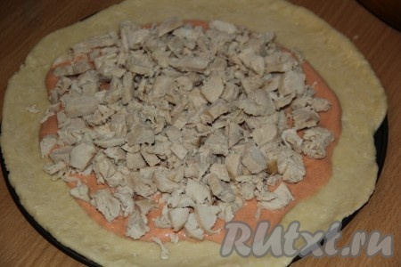 Поверх соуса выложить кусочки куриного мяса.