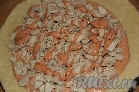 Полить курицу оставшимся соусом.