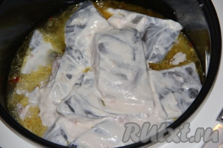 Сверху аккуратно выложить кусочки горбуши.