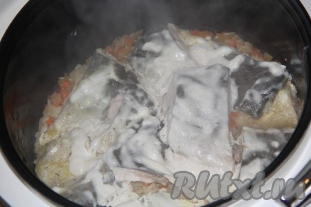 Закрыть крышку мультиварки, выставить режим "Плов" и готовить до сигнала (в моей мультиварке этот режим составляет 30 минут).
