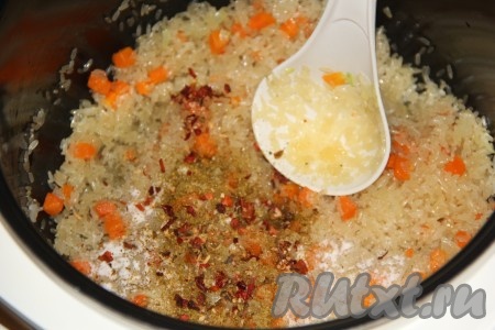 Затем добавить соль и специи по вкусу.

