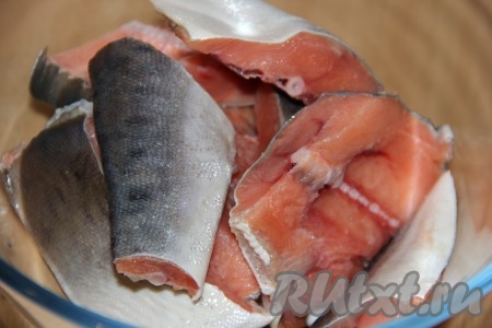 Горбушу вымыть под проточной водой, удалить голову, внутренности и хвост. Нарезать рубку на порционные кусочки (я косточки не удаляла).
