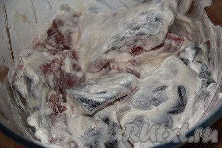 Добавить к кусочкам горбуши майонез и хорошо перемешать.
