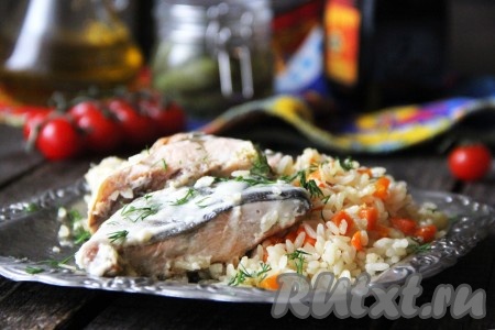 Приготовить это блюдо в мультиварке совсем несложно. Горбуша получается сочной, вкусной, она отлично сочетается с рассыпчатым рисом. Перед подачей блюдо можно посыпать рубленной зеленью.
