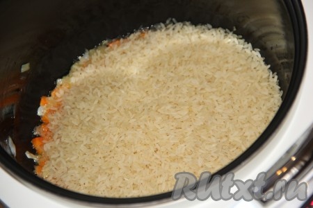 К обжаренным овощам всыпать рис.
