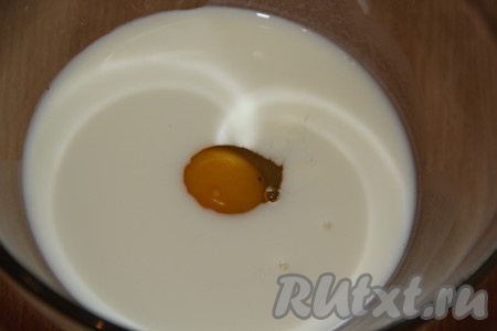 Для приготовления кляра соединить молоко и яйцо.
