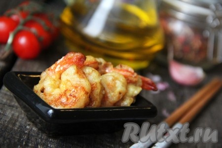 Готовые креветки, чтобы избавиться от лишнего жира, выложить на бумажное полотенце. Королевские креветки, приготовленные в кляре на сковороде, получаются аппетитными, нежными и очень вкусными, попробуйте!
