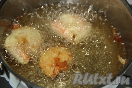 Растительное масло хорошо разогреть (растительного масла должно быть достаточно много, оно должно покрывать креветки практически полностью). Королевские креветки достать из маринада, затем каждую креветку окунуть полностью в кляр и по одной опускать в разогретое растительное масло. Жарить креветки на среднем огне до золотистого цвета с двух сторон. Креветки готовятся быстро (каждая креветка в кляре жарится, примерно, по 2 минуты).
