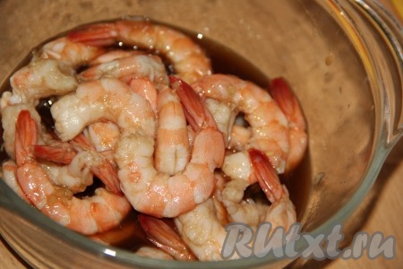 Хорошо перемешать креветки с соевым соусом и чесноком, оставить мариноваться минут на 30.

