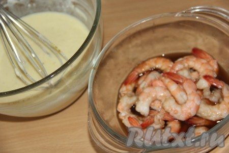 Тщательно перемешать кляр, по консистенции он должен напоминать не густое блинное тесто.
