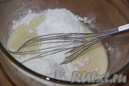 К молоку и яйцу добавить муку и крахмал, перемешать венчиком кляр до однородности.
