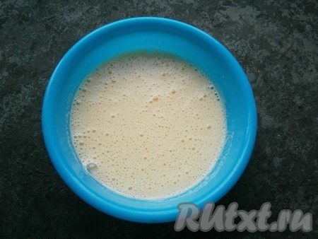 Взбить яйца миксером до пены, затем, продолжая взбивать, всыпать частями сахар. Взбивать далее минут 5 (до пышной, светлой массы).
