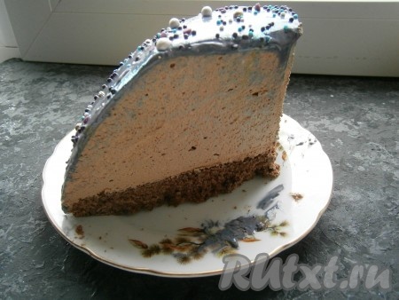 Готовый нежный и очень вкусный шоколадный муссовый торт разрезать на части с помощью ножа, лезвие которого нужно нагреть на огне, чтобы глазурь за ножом не тянулась.
