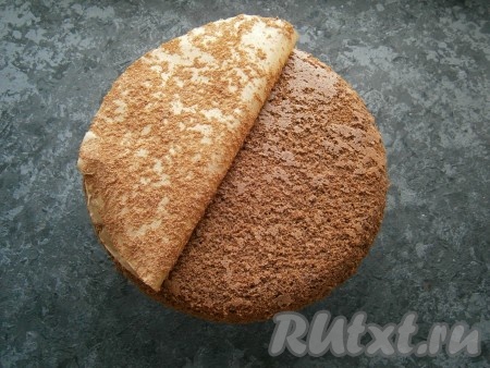 Дать бисквиту немного остыть в форме, а затем, проведя острым ножом по краям, вынуть его и перевернуть на решетку, где он должен полностью остыть. Пергамент, естественно, убрать.
