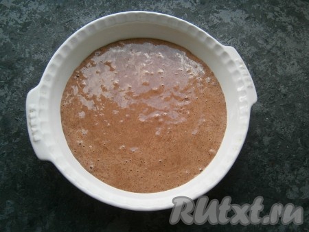 Подготовленное тесто вылить в форму.
