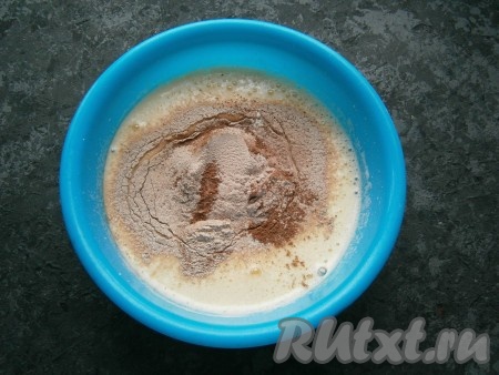 Просеять мучную смесь в смесь взбитых яиц, аккуратно перемешать ложкой.
