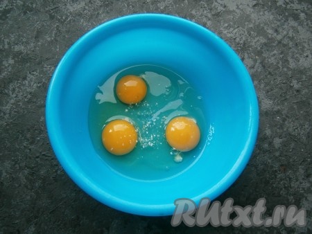 Для приготовления шоколадного бисквита к яйцам добавить щепотку лимонной кислоты.