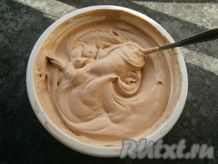 Дать шоколадной смеси остыть до теплого состояния и смешать ее с желатином и взбитым кондитерским кремом, получится очень воздушный, нежный и необычайно вкусный шоколадный мусс.