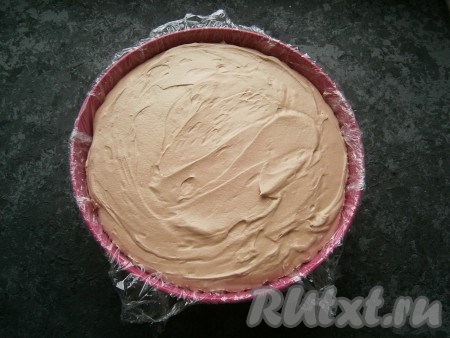 Форму (миску) в виде полукруга, диаметр верхней части которой 22-23 см, застелить пищевой пленкой, выложить подготовленный мусс, разровнять его.
