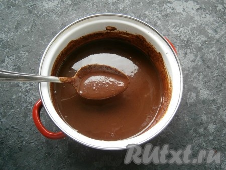 Сливки довести до кипения и залить ими шоколад, перемешать до тех пор, пока не получится однородная шоколадная смесь.
