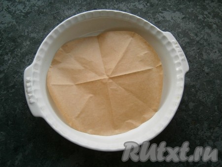 Теперь нужно взять форму для выпечки, по диаметру схожую с верхней (самой широкой) частью полукруглой формы, в которой вы будете готовить торт. У меня форма диаметром 23-24 см. Дно формы застелить пергаментом. Форма может быть невысокой, бисквит у нас получится тонким.